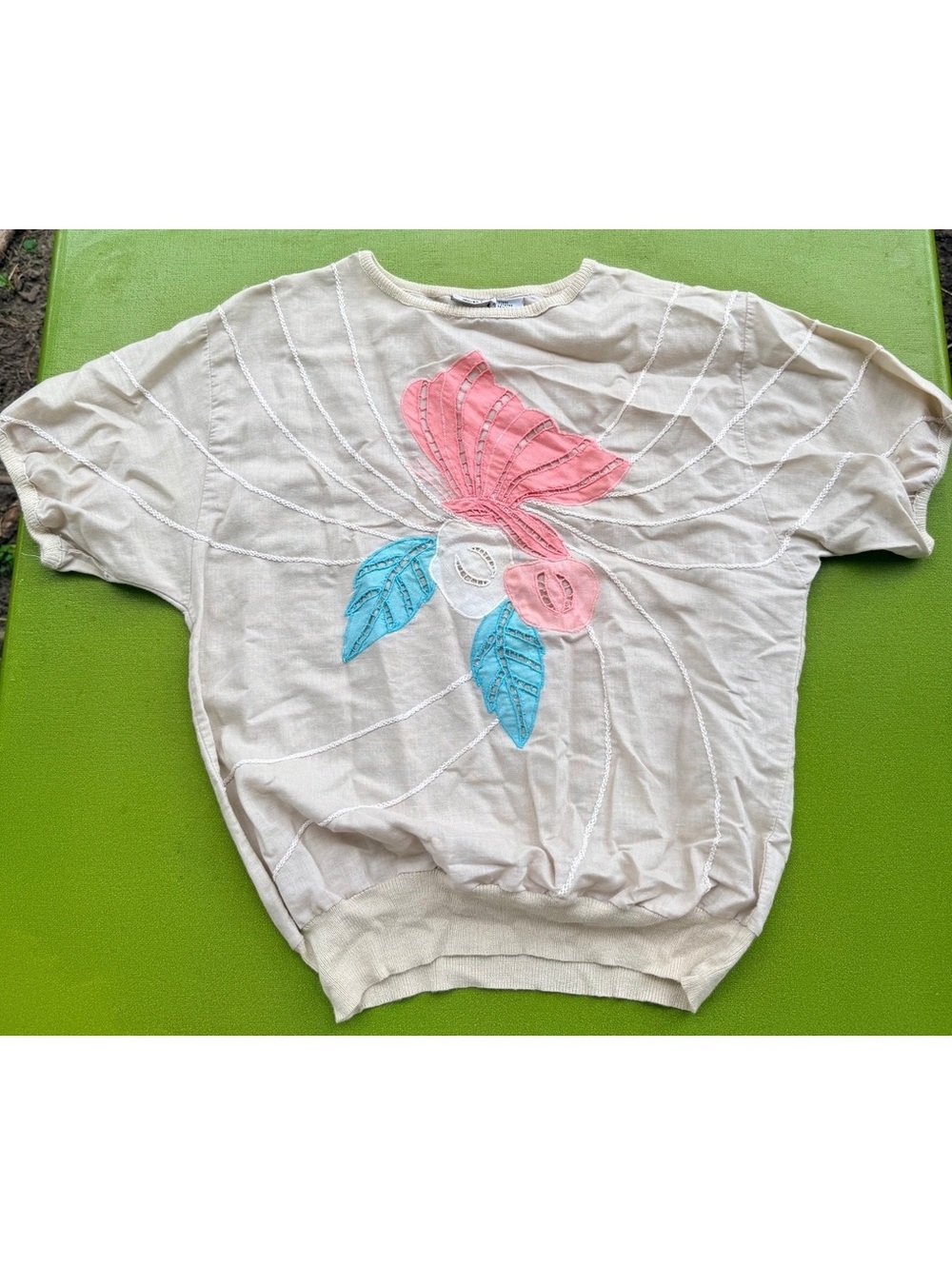 Adorable vintage Koret pullover with butterfly and floral appliqué size M